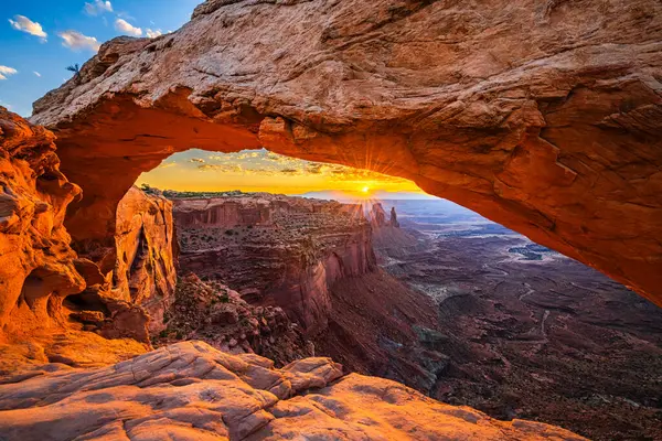 Utah 'ta Moab yakınlarındaki Kanyonlar Ulusal Parkı' nın Gök Bölgesi 'ndeki Mesa Kemeri' nde doğan bir güneş..