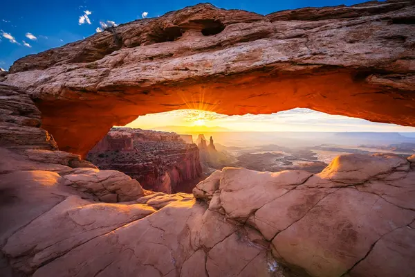 Utah 'ta Moab yakınlarındaki Kanyonlar Ulusal Parkı' nın Gök Bölgesi 'ndeki Mesa Kemeri' nde doğan bir güneş..