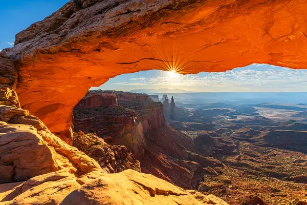 Utah 'ta Moab yakınlarındaki Kanyonlar Ulusal Parkı' nın Gök Bölgesi 'ndeki Mesa Kemeri' nde doğan bir güneş..