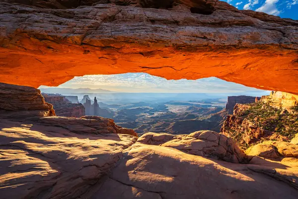 Utah 'ta Moab yakınlarındaki Kanyonlar Ulusal Parkı' nın Gök Bölgesi 'ndeki Mesa Kemeri' nde doğan bir güneş..
