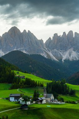 Santa Magdalena 'daki Chiesa di Santa Maddalena Kilisesi UNESCO şantiyesi dağları kuzey İtalya' da sabah erken saatlerde Dolomitler.