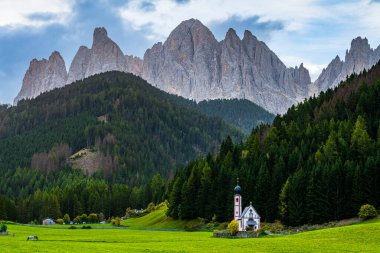 Santa Magdalena 'daki St. John Kilisesi UNESCO yerleşim yerindeki dağlarda sabahın erken saatlerinde Kuzey İtalya' da Dolomitler.