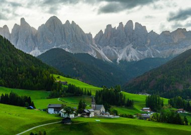 Santa Magdalena 'daki Chiesa di Santa Maddalena Kilisesi UNESCO şantiyesi dağları kuzey İtalya' da sabah erken saatlerde Dolomitler.