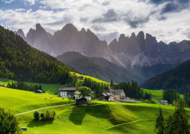 Santa Magdalena 'daki Chiesa di Santa Maddalena Kilisesi UNESCO şantiyesi dağları kuzey İtalya' da sabah erken saatlerde Dolomitler.