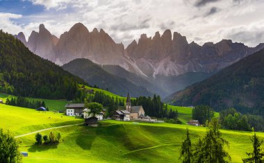 Santa Magdalena 'daki Chiesa di Santa Maddalena Kilisesi UNESCO şantiyesi dağları kuzey İtalya' da sabah erken saatlerde Dolomitler.