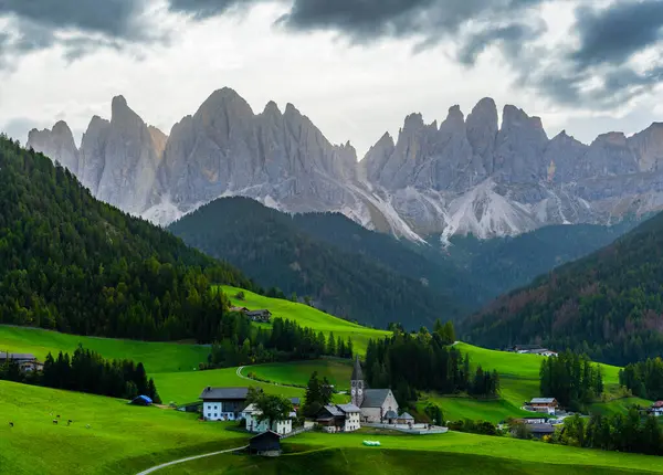 Santa Magdalena 'daki Chiesa di Santa Maddalena Kilisesi UNESCO şantiyesi dağları kuzey İtalya' da sabah erken saatlerde Dolomitler.