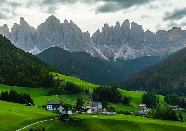 Santa Magdalena 'daki Chiesa di Santa Maddalena Kilisesi UNESCO şantiyesi dağları kuzey İtalya' da sabah erken saatlerde Dolomitler.