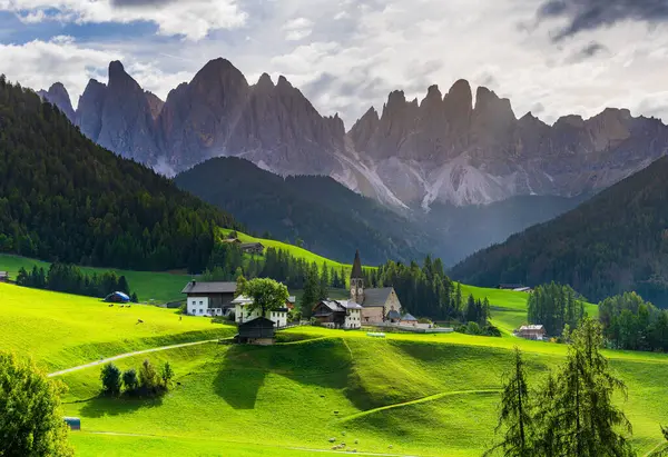 Santa Magdalena 'daki Chiesa di Santa Maddalena Kilisesi UNESCO şantiyesi dağları kuzey İtalya' da sabah erken saatlerde Dolomitler.