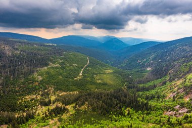 Çek Cumhuriyeti 'nin Krkonose dağlarındaki Labsky Dul vadisi.