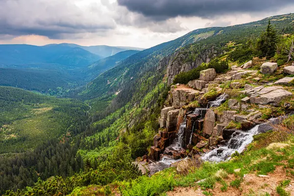 Çek Cumhuriyeti 'nin Krkonose dağlarındaki Pancava Şelalesi ve Labsky Dvur Vadisi.