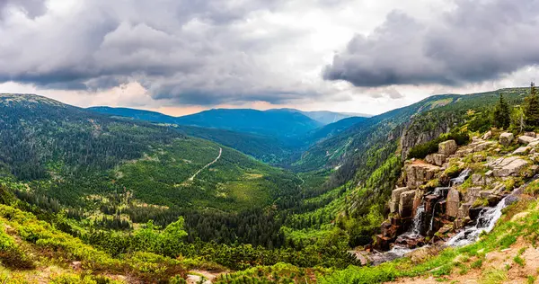 Çek Cumhuriyeti 'nin Krkonose dağlarındaki Pancava Şelalesi ve Labsky Dvur Vadisi.