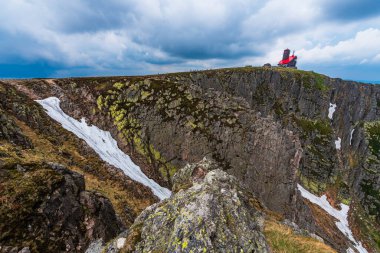 Çek Cumhuriyeti sınırındaki Krkonose dağlarında kaya oluşumu Snezne Jamy (Karlı Çukurlar).