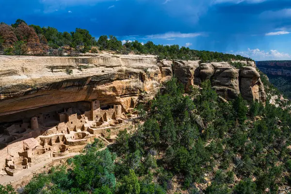 ABD 'nin Colorado eyaletindeki Ulusal Park Mesa Verde' de bulunan uçurum, şiddetli yağmur bulutları altında.. 