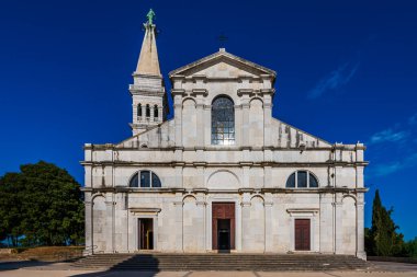 Hırvatistan 'ın Rovinj kentindeki St. Euphemia Kilisesi açık mavi yaz gününde.