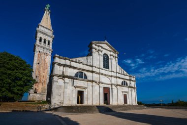 Hırvatistan 'ın Rovinj kentindeki St. Euphemia Kilisesi açık mavi yaz gününde.