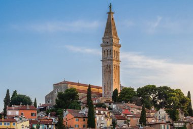 St. Euphemia Kilisesi 'nin çan kulesi ve Hırvatistan' ın eski Rovinj kenti gün batımından hemen önce bir yaz günü. 