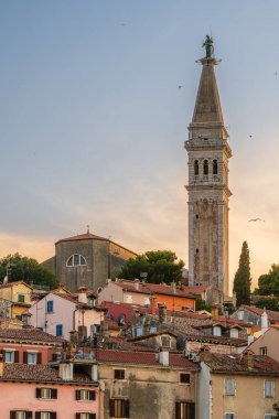 St. Euphemia Kilisesi 'nin çan kulesi ve Hırvatistan' ın eski Rovinj kenti gün batımından hemen önce bir yaz günü. 