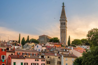 St. Euphemia Kilisesi 'nin çan kulesi ve Hırvatistan' ın eski Rovinj kenti gün batımından hemen önce bir yaz günü. 