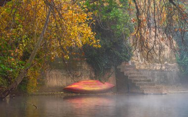 Certovka 'daki kano (Türkçe: Şeytan Kanalı), bazen Çek Cumhuriyeti' nin Prag kentinde, sonbaharda sisli bir sabahta Küçük Prag Venedik olarak da anılır..