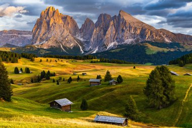 UNESCO sitesi Seiser Alm veya Dolomite yaylası Alpe di Siusi ve Avrupa 'nın en büyük yüksek irtifalı Alp çayırı, sonbahar günbatımında Dolomitler' de İtalya 'nın Güney Tyrol eyaletinde yer almaktadır..