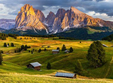 UNESCO sitesi Seiser Alm veya Dolomite yaylası Alpe di Siusi ve Avrupa 'nın en büyük yüksek irtifalı Alp çayırı, sonbahar günbatımında Dolomitler' de İtalya 'nın Güney Tyrol eyaletinde yer almaktadır..