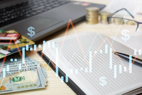 Üzerinde madeni paralar, kredi kartları ve para olan iş yerleri. Finansal yatırım kavramı