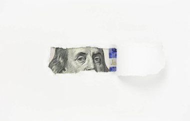 Benjamin Franklin 'in yüz dolarlık portresi yırtık kağıt delikte, yakın plan.