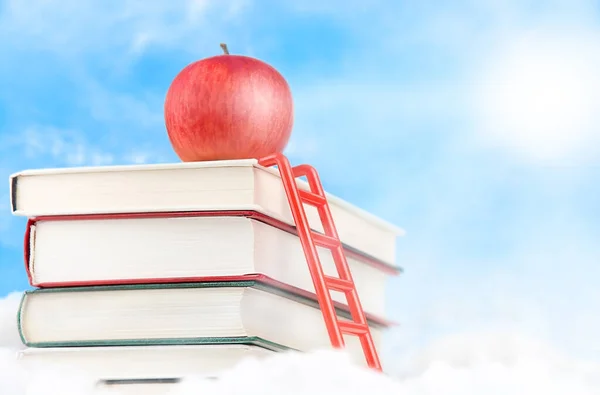 Escalera Que Llega Manzana Parte Superior Pila Libros Cielo Con —  Fotos de Stock