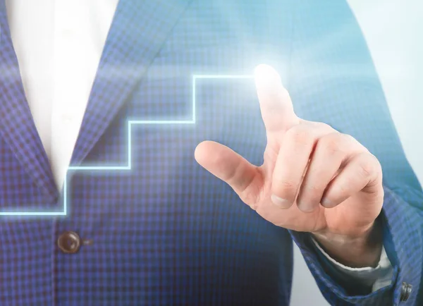 İşadamı dijital ekrana merdiven grafiği ile dokunuyor. İş büyümesi kavramı