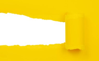 Beyaz arkaplanda izole edilmiş sarı yırtık kağıt, boşluğu kopyala