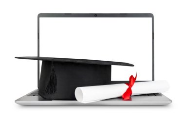 Mezuniyet şapkası ve diploması laptopta, beyaz ekranda izole edilmiş. Çevrimiçi öğrenme kavramı