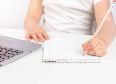 Çocuk dizüstü bilgisayara karşı not defteri kullanıyor, boşluğu kopyala