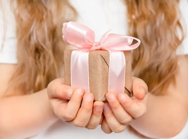 Дівчина Дарує Маленьку Подарункову Коробку Рожевою Стрічкою — стокове фото