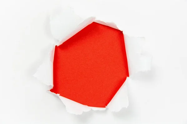 Podarty Biały Papier Otworem Czerwonym Tle Papieru Przestrzeń Kopiowania — Zdjęcie stockowe