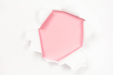 Pembe kağıtta delik olan yırtık beyaz kağıt, boşluğu kopyala