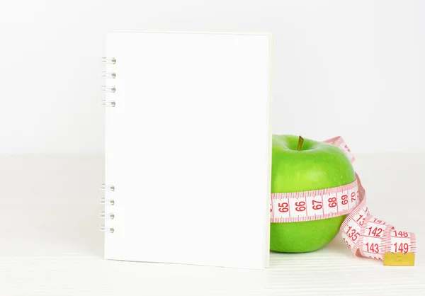 Blank Notepad Green Apple Measuring Tape White Table Copy Space — Stock Photo, Image
