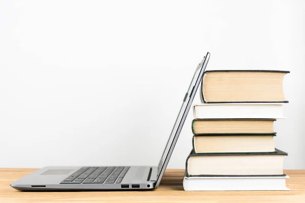 Laptop Pilha Livros Sobre Mesa Madeira Conceito Educacional — Fotografia de Stock