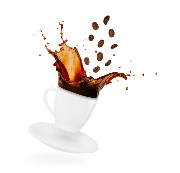 Kawa Pluskanie Się Biały Kubek Ziaren Kawy Izolowane Białym Tle — Zdjęcie stockowe