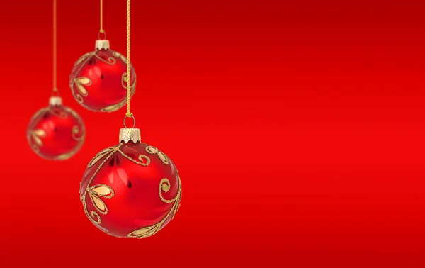 Kırmızı arkaplana fotokopi alanı ile Noel süsleri asılıyor