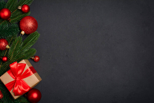 Рождественские украшения и подарочная коробка на черном фоне с копировальным пространством. Рождественский фон