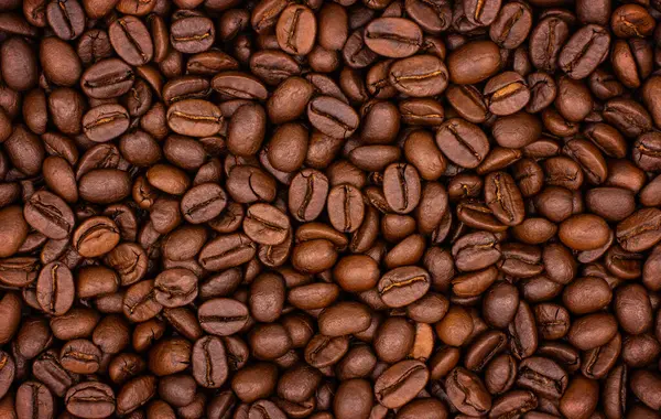 Arka plan için yakın plan kavrulmuş kahve çekirdekleri.