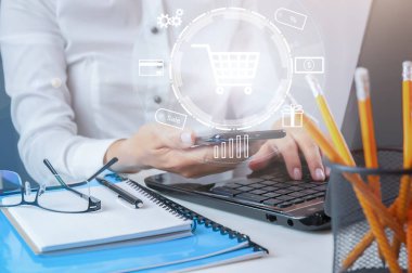 İş yerinde akıllı telefonu olan kadın eller, e-ticaret konsepti.