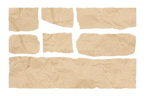 Beyaz arkaplanda izole edilmiş buruşmuş geri dönüşümlü yırtık kağıt parçaları.