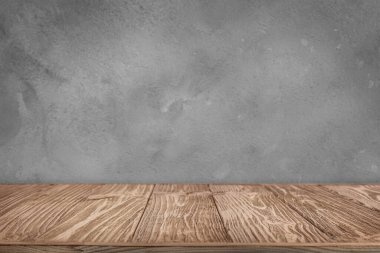 Beton duvar zeminli Rustik ahşap masa, boşluğu kopyala