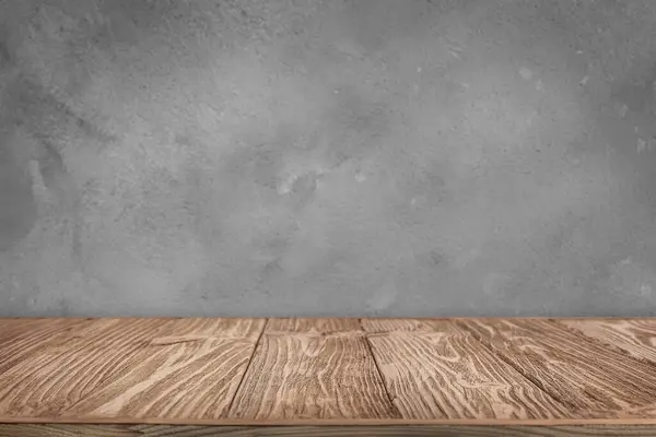 Beton duvar zeminli Rustik ahşap masa, boşluğu kopyala