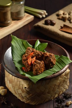 Rendang Padang. Padang, Endonezya 'dan baharatlı sığır güveci. Popüler Endonezya geleneksel yemekleri.