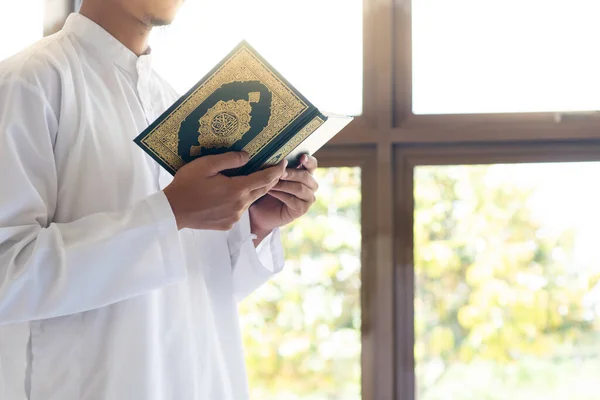 Homem Muçulmano Lendo Alcorão Sagrado Alcorão Sagrado Mão Com Significado — Fotografia de Stock