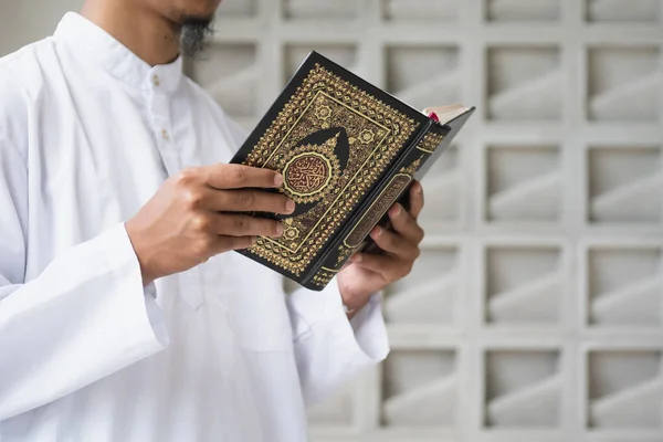 Muselman Läser Heliga Koranen Heliga Koranen Handen Med Arabisk Text — Stockfoto