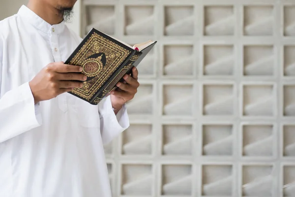 Muslim Membaca Qur Qur Suci Tangan Dengan Teks Arab Yang — Stok Foto