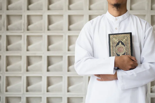 Heliga Koranen Hand Med Arabisk Kalligrafi Innebörden Quran Muselman Hålla — Stockfoto